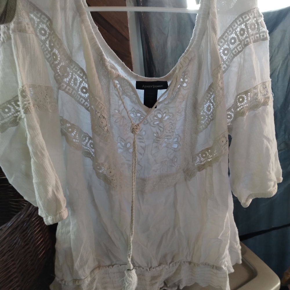 Apostrophe Women's Cream Lace Top